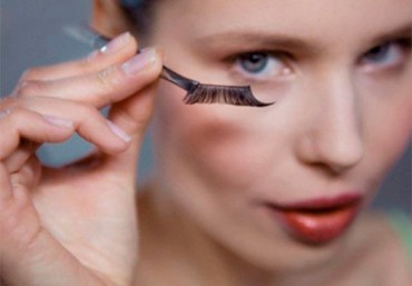 Как быстро и безопасно снимать накладные ресницы: средства и советы